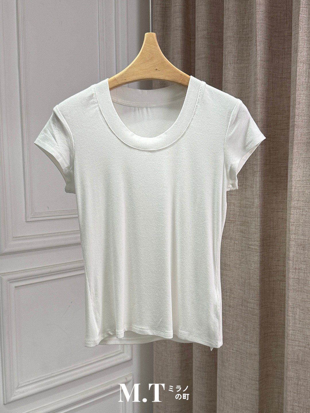 Street Fashion In Milan - Slim Fit U-Neck Color T-Shirt Milan